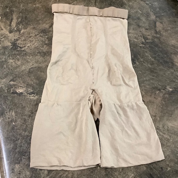 Spanx size A mid-thigh short - Picture 3 of 8
